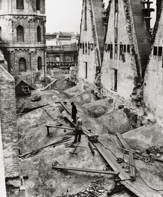 Der ausgebrannte Stephansdom in Wien, © IMAGNO/Austrian Archives