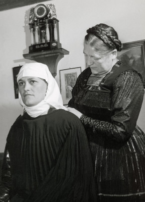 Frau beim Anlegen der Angströhre, © IMAGNO/Archiv Hajek