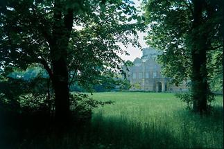 Große Wiese vor Schloss Prugg