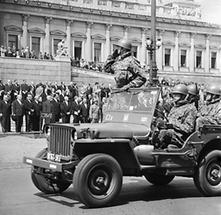 Bundesheerparade für Adolf Schärf vor dem Parlament