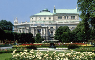 Burgtheater vom Volksgarten, © IMAGNO/Dagmar Landova