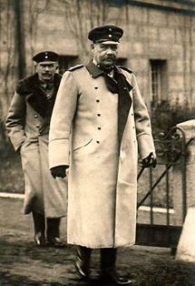 Generalfeldmarschall Paul von Hindenburg mit seinem Adjuntanten