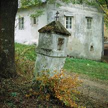 Bildstock vor Haus.