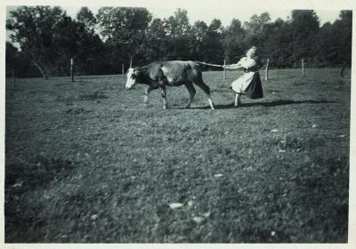 Frau im Dirndl  auf einer Weide, © IMAGNO/Skrein Photo Collection
