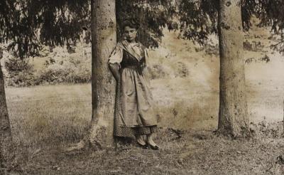 Melancholisches Mädchen im Dirndlkleid, © IMAGNO/Austrian Archives