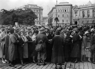 Menschenmassen vor dem Rathaus, © IMAGNO/Austrian Archives