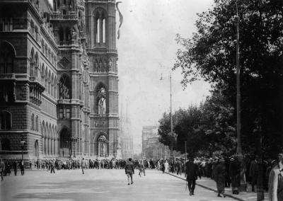 Menschenmassen vor dem Rathaus, © IMAGNO/Austrian Archives