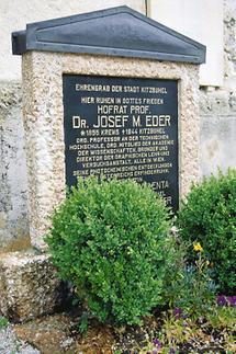 Das Ehrengrab von Josef Maria Eder in Kitzbühel