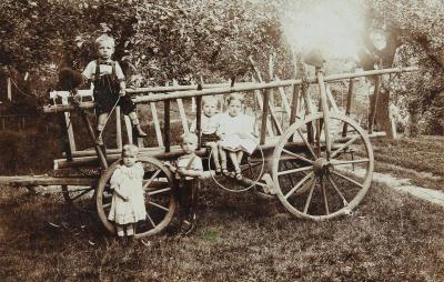 Fünf Kinder auf einem Heuwagen, © IMAGNO/Austrian Archives