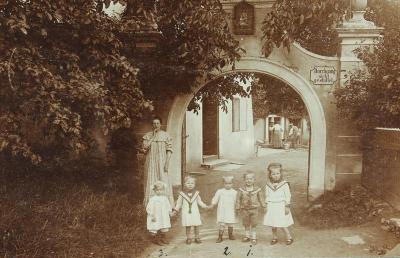 Frauen mit Kindern vor einem Barockportal, © IMAGNO/Austrian Archives