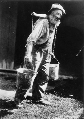 Ein alter Mann beim Wasser tragen, © IMAGNO/Austrian Archives (S)