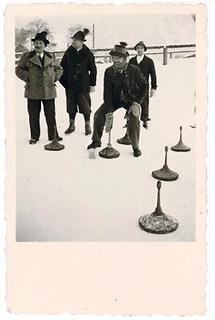 Gruppe von Männern beim Eisstockschießen