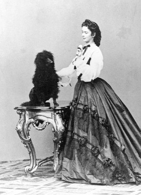 Kaiserin Elisabeth von Österreich mit ihrem Hund, © IMAGNO/ÖNB