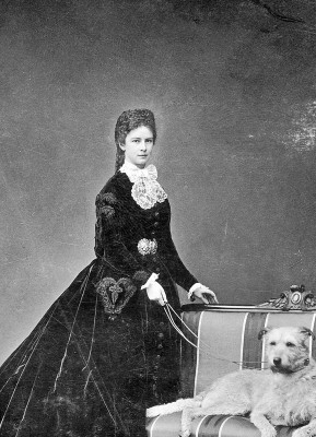 Kaiserin Elisabeth von Österreich mit ihrem Hund, © IMAGNO/ÖNB