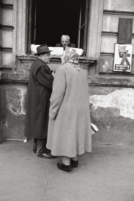 Konversation am Fenster, © IMAGNO/Franz Hubmann