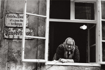 Hausbesorgerin lehnt am Fenster, © IMAGNO/Franz Hubmann