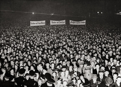 Antikirchliche Demonstration der Wiener Nazis, © IMAGNO/ÖNB