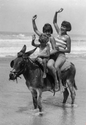 Eine Frau und zwei Kinder reiten auf einem Esel, © IMAGNO/Austrian Archives (S)