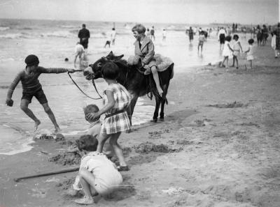 Kinder und ein Esel an einem Strand, © IMAGNO/Austrian Archives (S)