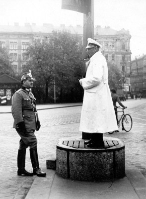 Wiener Verkehrspolizist auf dem Südtiroler Platz in Wien, © IMAGNO/Austrian Archives