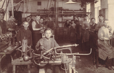 Kinderarbeit in einer Wiener Maschinenfabrik, © IMAGNO/Austrian Archives