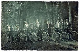 Gruppe von sieben Radfahrern