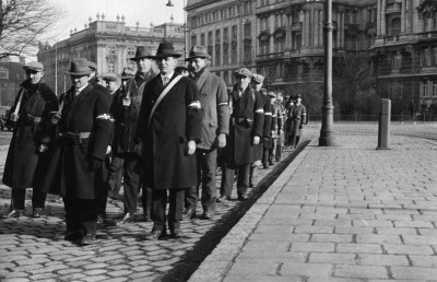 Bewaffnete Zivilisten patroullieren durch Wien, © IMAGNO/Austrian Archives (S)