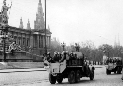 Militär vor dem Parlament in Wien, © IMAGNO/Austrian Archives