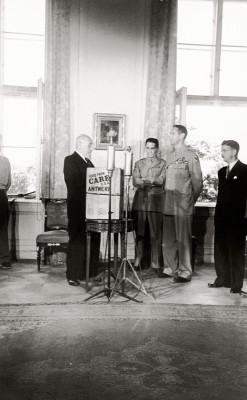 Bundespräsident Karl Renner erhält Care-Pakete, © IMAGNO/Austrian Archives