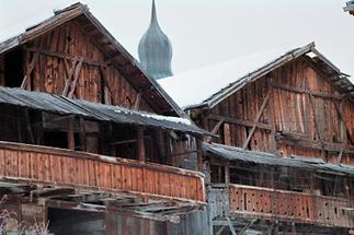 Bauernhäuser in einem rätoromanischen Dorf in Tirol