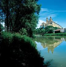 Stift Melk auf einer Anhöhe über der Donau