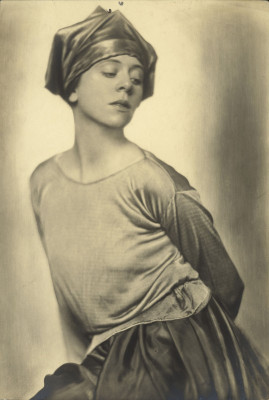 Tänzerin Lucy Kieselhausen in einem Kostüm, © IMAGNO/Austrian Archives