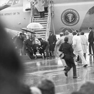 Gerald Ford stürzt beim Verlassen des Flugzeuges, © IMAGNO/Barbara Pflaum