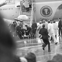 Gerald Ford stürzt beim Verlassen des Flugzeuges