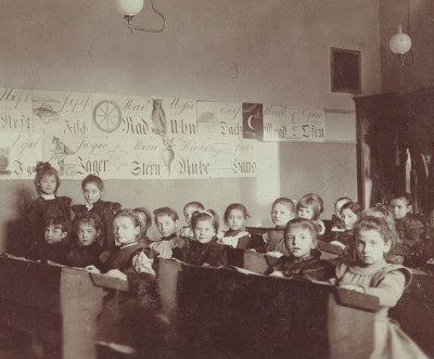 Klassenzimmer einer Mädchenvolksschule, © IMAGNO/Austrian Archives
