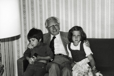 Viktor Frankl mit seinen Enkelkindern, © IMAGNO/Viktor Frankl Archiv