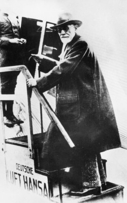 Freud steigt zum ersten Mal in ein Flugzeug, © IMAGNO/Austrian Archives