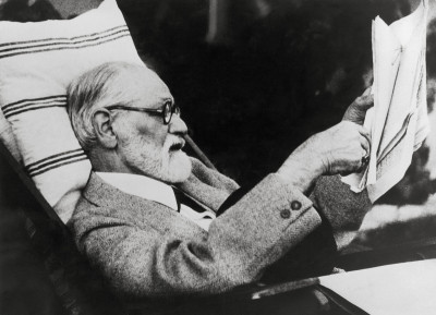 Sigmund Freud Zeitung lesend in Hochrotherd, © IMAGNO/Sigm.Freud Priv.Stiftung