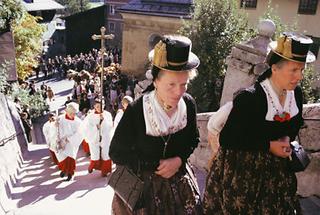 Tiroler Bäuerinnen in Kassettltracht
