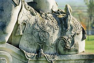 Detail einer Sphinx in einem niederösterreichischen Schloßpark