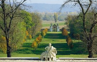 Blick auf barockes Gartentor mit Steinskulpturen