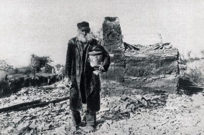 Jude vor einem zerstörten Gebäude, © IMAGNO/Austrian Archives