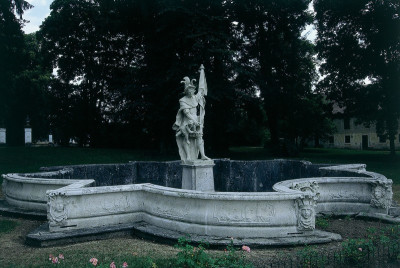 Steinskulptur des Hl. Georg im Park Greillenstein, © IMAGNO/Gerhard Trumler