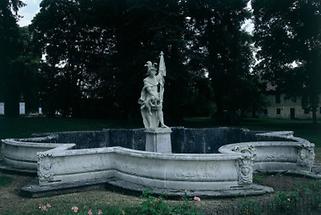 Steinskulptur des Hl. Georg im Park Greillenstein