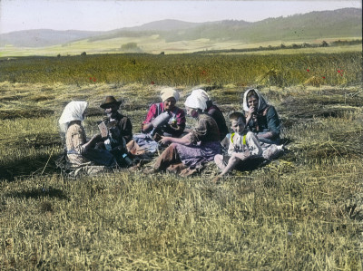 Schnitter bei der Jause am Feld, © IMAGNO/Öst. Volkshochschularchiv