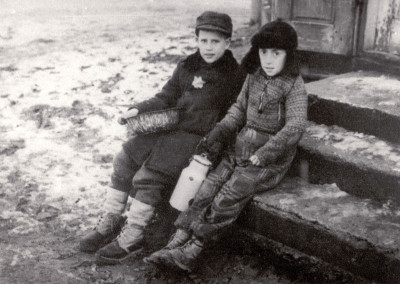 Zwei Kinder im verschneiten Warschauer Ghetto, © IMAGNO/Austrian Archives