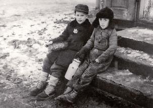 Zwei Kinder im verschneiten Warschauer Ghetto