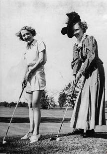Zwei Damen beim Golfen