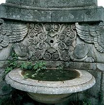 Steinernes Wasserbecken im Schlosspark Grafenegg