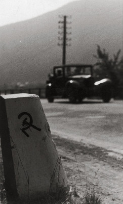 Kommunistische Symbol auf einem Randstein, © IMAGNO/Austrian Archives